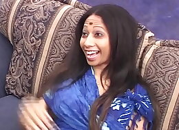 She&DiacriticalAcute;s coming from a poor indian family so she must pay her university by herself